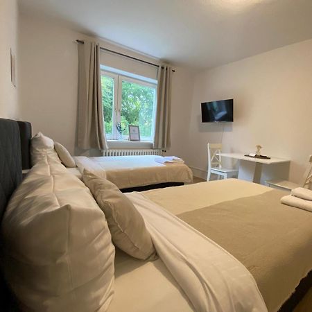 Zentrale 3-Zimmer Wohnung Mit Balkon - Perfekt Fuer Monteure Und Familien Neumunster Bagian luar foto
