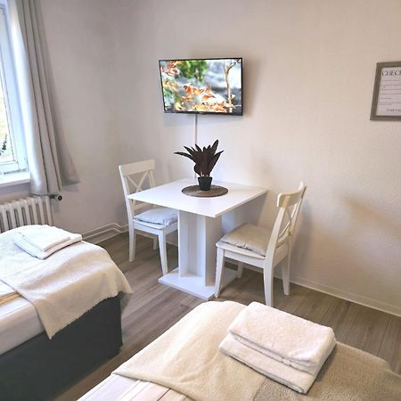 Zentrale 3-Zimmer Wohnung Mit Balkon - Perfekt Fuer Monteure Und Familien Neumunster Bagian luar foto