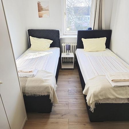 Zentrale 3-Zimmer Wohnung Mit Balkon - Perfekt Fuer Monteure Und Familien Neumunster Bagian luar foto