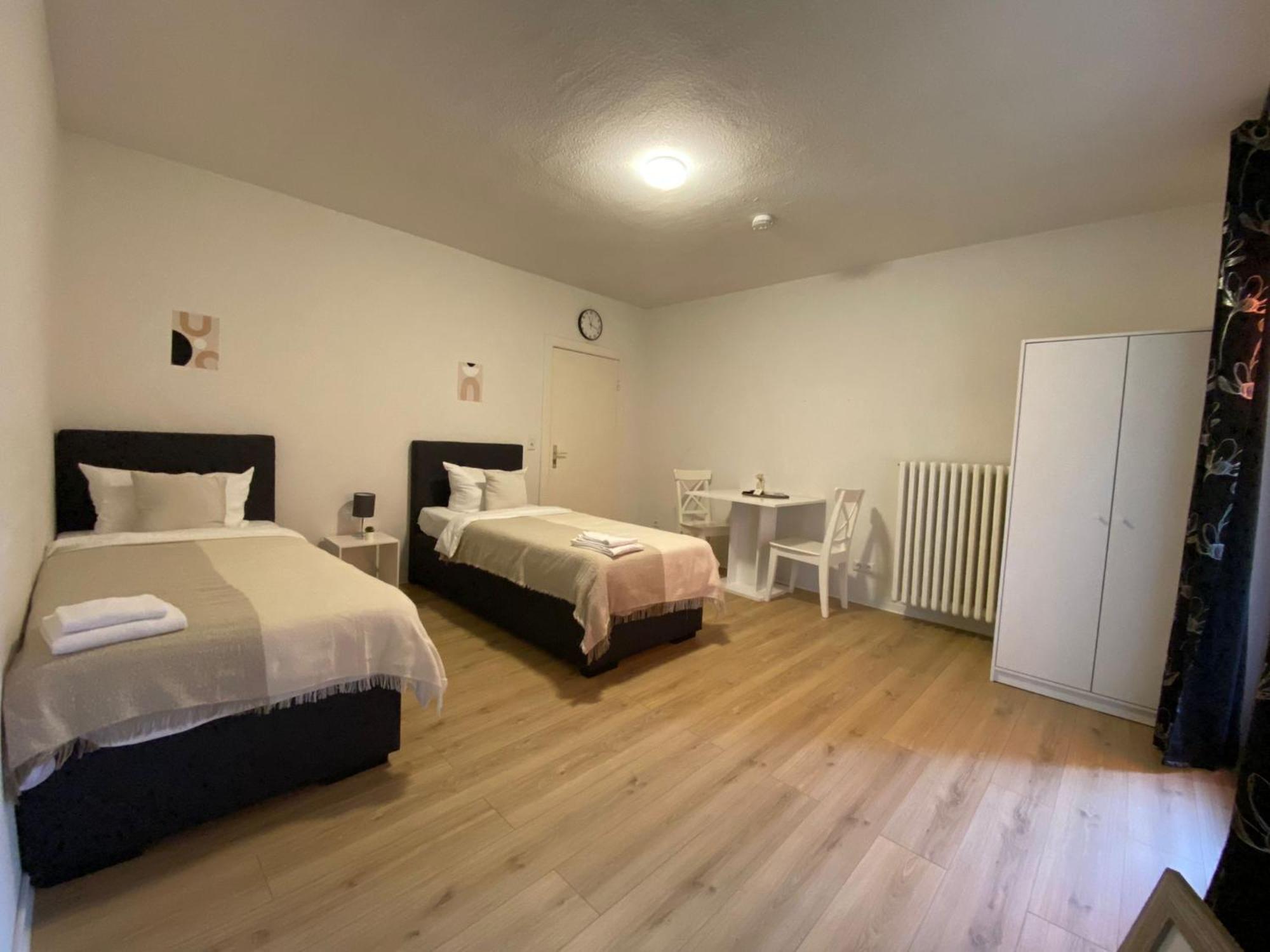 Zentrale 3-Zimmer Wohnung Mit Balkon - Perfekt Fuer Monteure Und Familien Neumunster Bagian luar foto