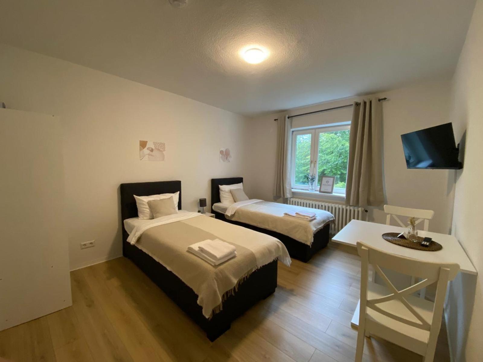 Zentrale 3-Zimmer Wohnung Mit Balkon - Perfekt Fuer Monteure Und Familien Neumunster Bagian luar foto