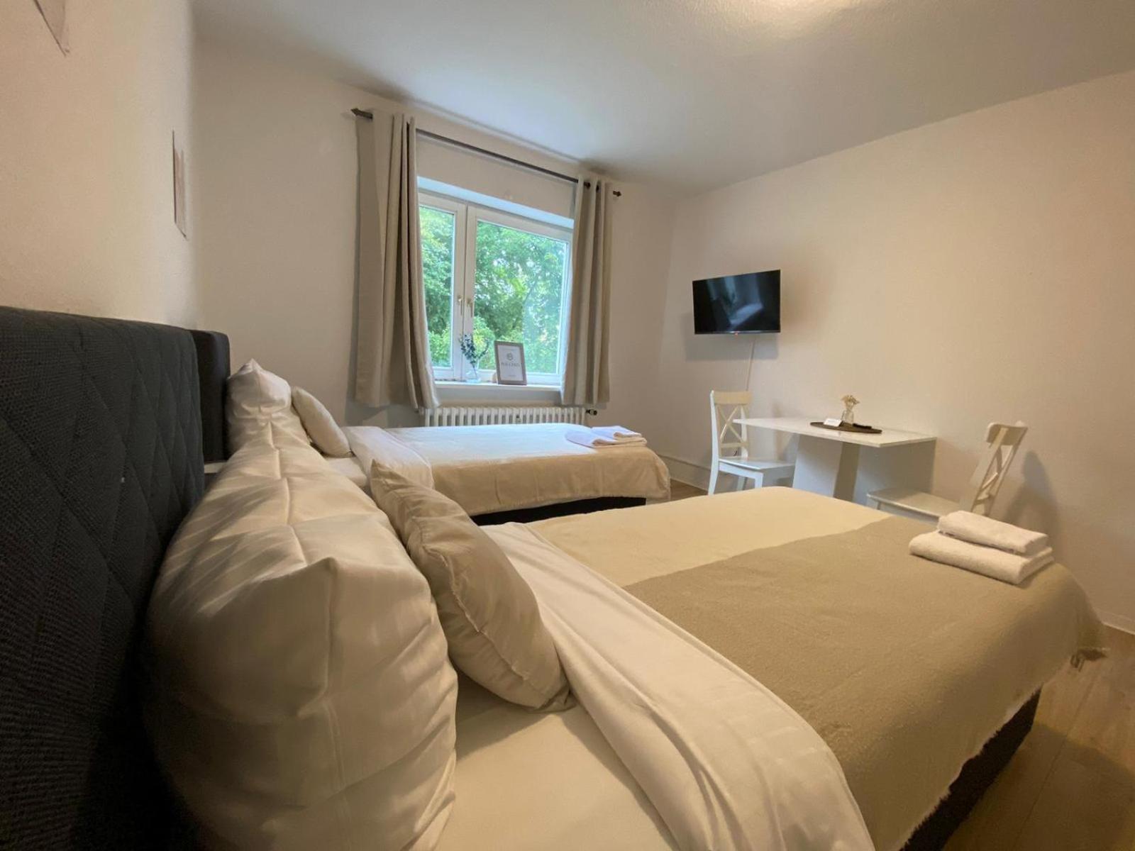 Zentrale 3-Zimmer Wohnung Mit Balkon - Perfekt Fuer Monteure Und Familien Neumunster Bagian luar foto