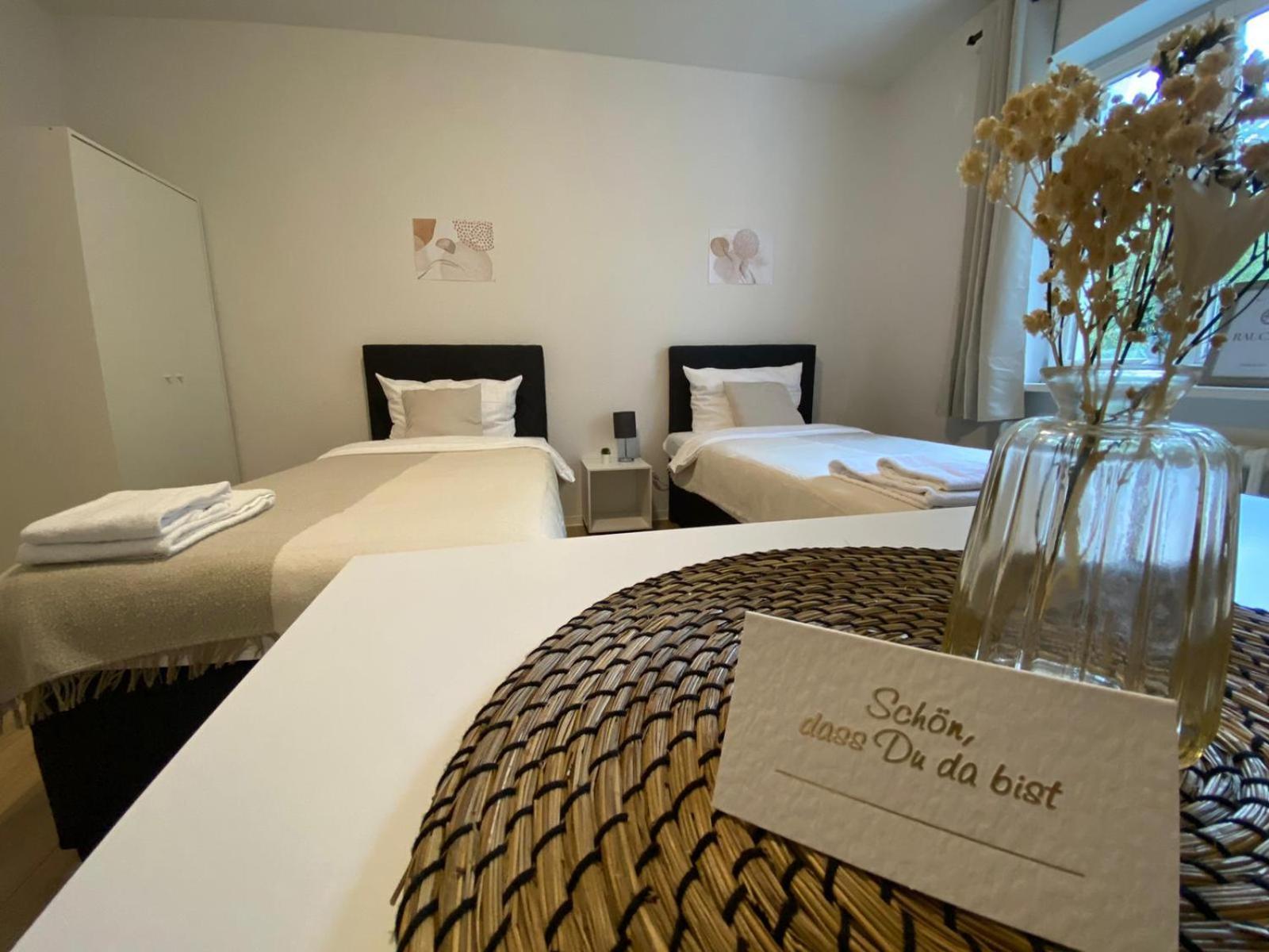 Zentrale 3-Zimmer Wohnung Mit Balkon - Perfekt Fuer Monteure Und Familien Neumunster Bagian luar foto