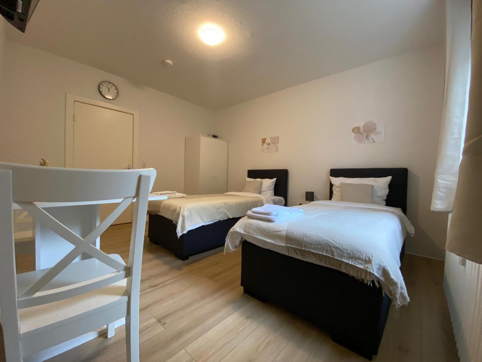 Zentrale 3-Zimmer Wohnung Mit Balkon - Perfekt Fuer Monteure Und Familien Neumunster Bagian luar foto