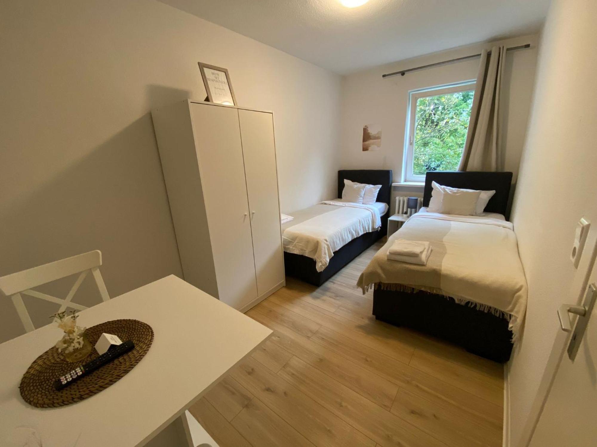 Zentrale 3-Zimmer Wohnung Mit Balkon - Perfekt Fuer Monteure Und Familien Neumunster Bagian luar foto