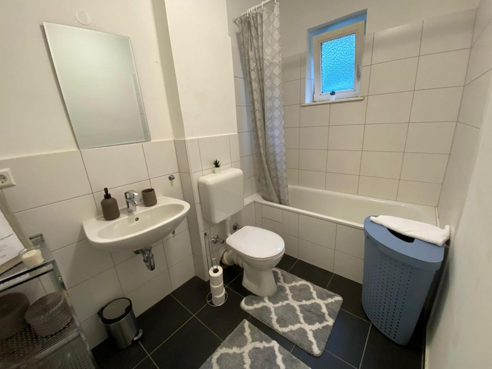 Zentrale 3-Zimmer Wohnung Mit Balkon - Perfekt Fuer Monteure Und Familien Neumunster Bagian luar foto