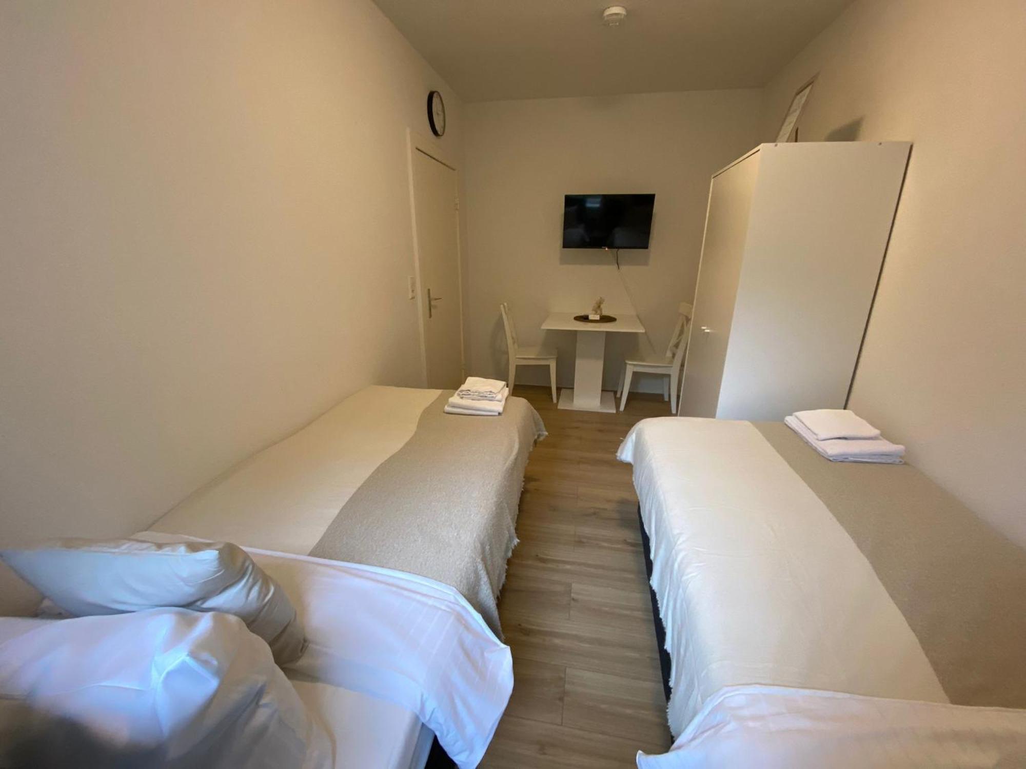 Zentrale 3-Zimmer Wohnung Mit Balkon - Perfekt Fuer Monteure Und Familien Neumunster Bagian luar foto