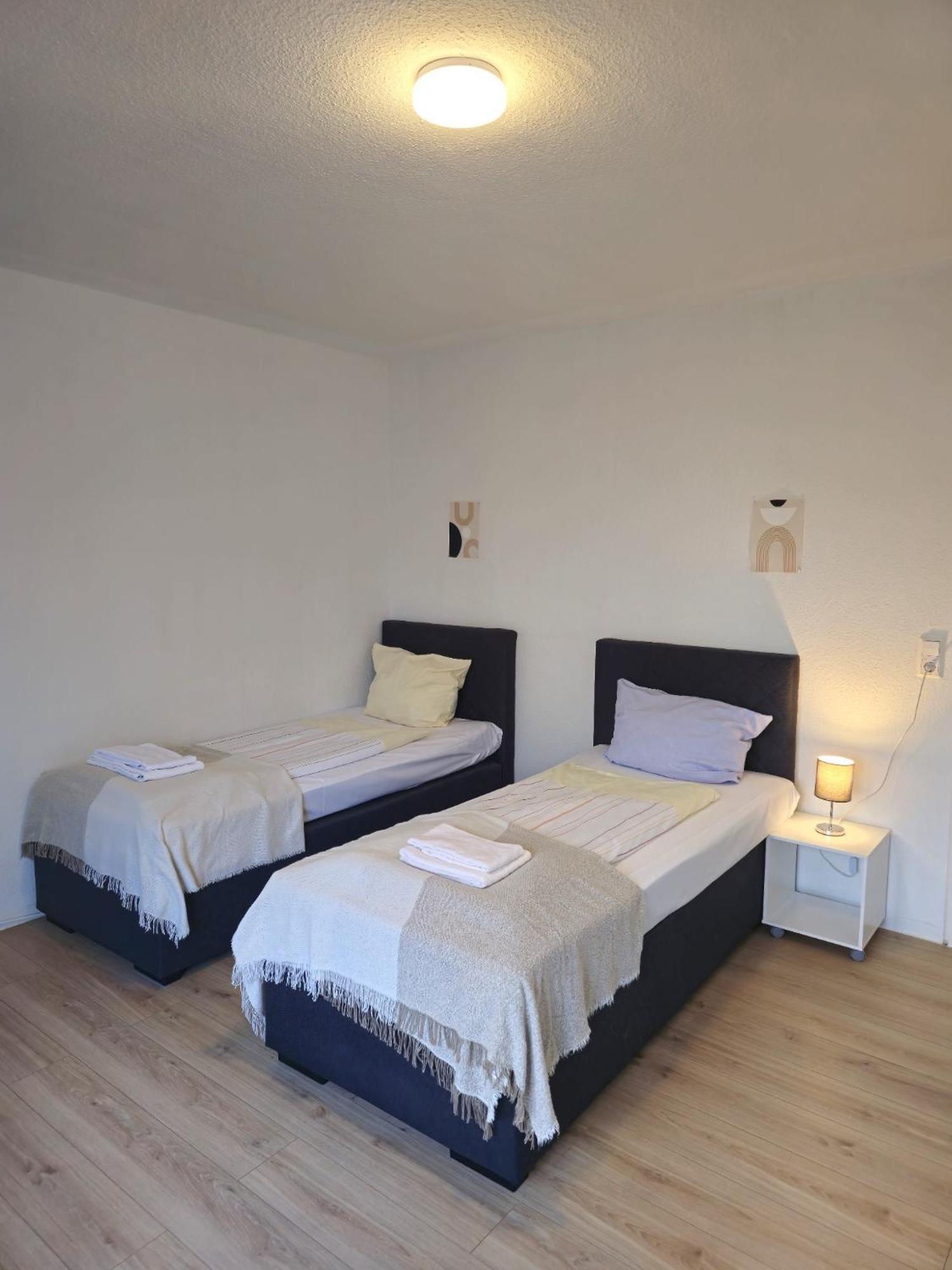 Zentrale 3-Zimmer Wohnung Mit Balkon - Perfekt Fuer Monteure Und Familien Neumunster Bagian luar foto