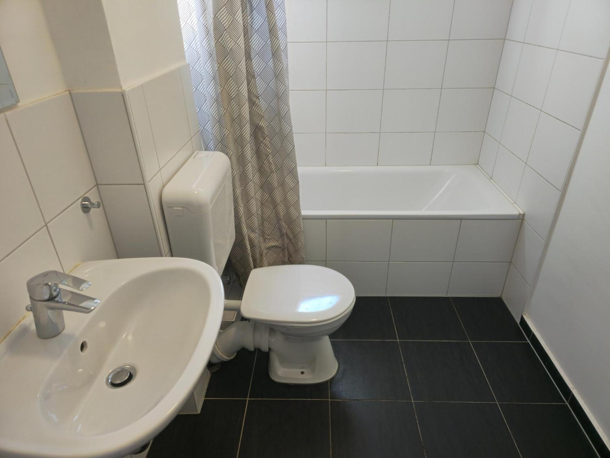Zentrale 3-Zimmer Wohnung Mit Balkon - Perfekt Fuer Monteure Und Familien Neumunster Bagian luar foto